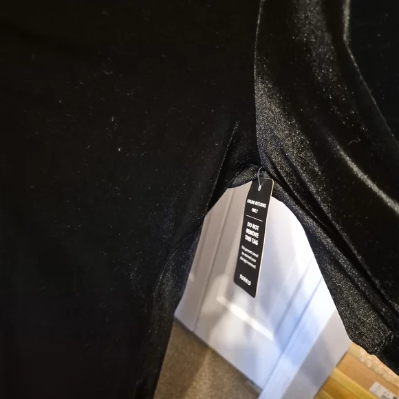 Elegant Black Dress with Lace Details - Picture 5 of 9